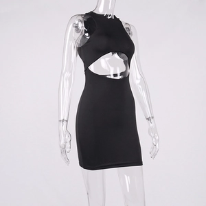 Détail d'une mini-robe noire très élastique avec découpe à la taille et coupe moulante
