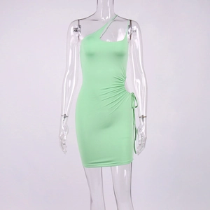 Détail de robe moulante vert menthe avec épaule asymétrique et cordon de serrage latéral
