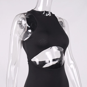 Robe courte moulante noire à licou avec découpes sexy et design froncé au dos