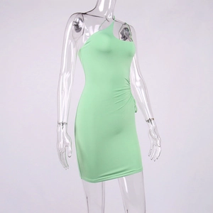 Détail de mini robe menthe à une épaule avec fronces latérales et coupe ajustée élégante