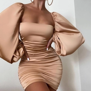 Robe mini en satin champagne avec col carré, manches bouffantes et détails plissés