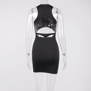 Détail du dos d'une mini robe moulante noire avec dos nu ajouré et fine sangle horizontale