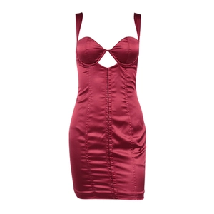 Mini robe sexy en satin bordeaux avec découpe col en V et coupe moulante pour femme