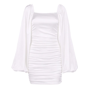 Mini robe blanche en satin avec encolure carrée, manches bouffantes et détails froncés