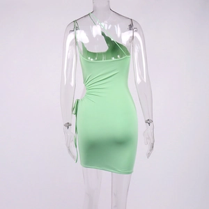 Détail de robe moulante vert menthe avec découpe latérale et fronces à cordon réglable