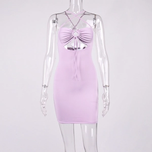Detail des lavendelfarbenen Bodycon-Kleides mit Cut-out und Crossover-Nackendesign