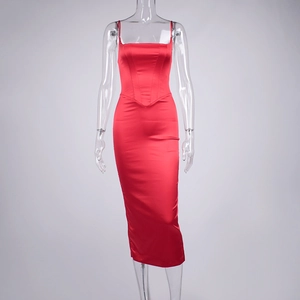 Détails de la robe moulante en satin rouge avec décolleté carré et baleines de corset