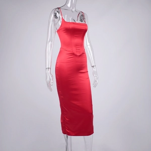 Détail de la robe corset en satin rouge avec décolleté carré et laçage au dos