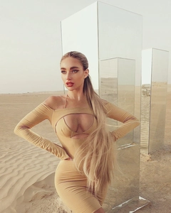 Detail des figurbetonten Kleids in Camel mit Cut-Out-Design und ausgestellten Ärmeln