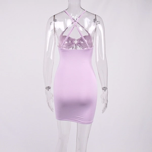 Detailansicht der gekreuzten Rückenträger an einem lavendelfarbenen Sommerkleid