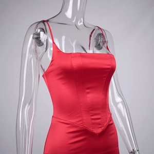 Détail d'une robe corset en satin rouge avec décolleté carré et laçage élégant au dos