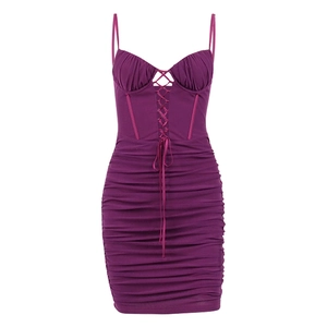 Robe moulante violet foncé froncée avec dos nu et détails ajourés à lacets sur le devant