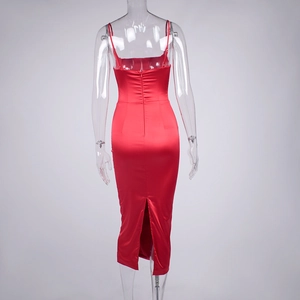 Détail d'une robe midi en satin rouge avec fermeture éclair invisible et fente arrière