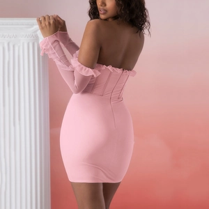 Mini abito rosa con spalle scoperte, bustino a stecche e maniche in rete per feste