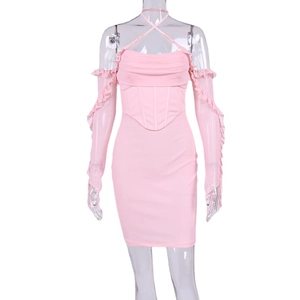 Mini abito rosa a lupetto con corsetto a lisca di pesce e maniche in mesh con volant sexy