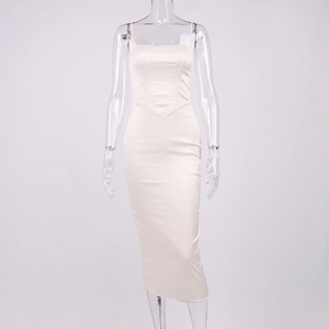 Détail de la robe midi en satin crème avec encolure carrée et structure bustier baleinée