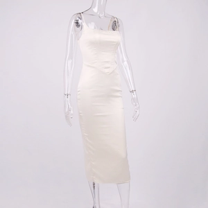 Détail de la robe moulante en satin crème montrant le col carré et la structure corset
