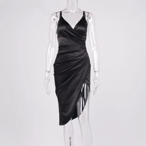 Détail de l'encolure en V profonde et des plis froncés sur cette robe midi en satin noir