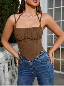 Detail eines braunen Mesh-Korsett-Tops mit Faltendesign und kurzem Dreiecksaum