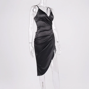 Détail de robe en satin noir avec décolleté en V et plis élégants à la taille