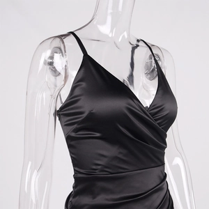 Vue détaillée de la robe en satin noir avec col en V et détails de plis drapés