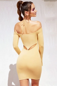 Detail eines cremefarbenen Bodycon-Kleides mit Rückenausschnitt und Neckholder-Trägern