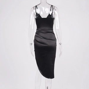 Détail de la robe en satin noir avec taille plissée et ourlet asymétrique élégant