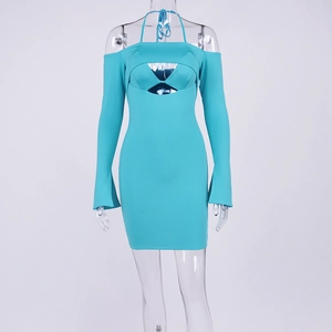 Makro-Detail des himmelblauen figurbetonten Kleides mit Cut-out-Design und Halter-Ausschnitt