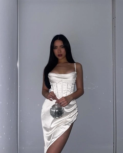 Détail de la robe corset en satin blanc avec bretelles fines et fente latérale haute