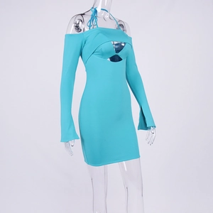 Detail von petrolfarbenem Neckholder-Kleid mit Cut-out und langen ausgestellten Ärmeln