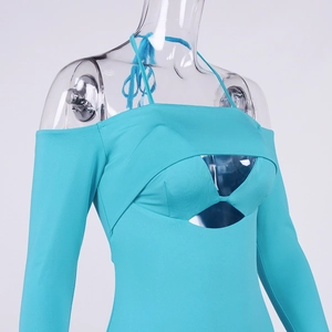 Himmelblaues Neckholder-Minikleid mit Cut-out-Details und ausgestellten langen Ärmeln