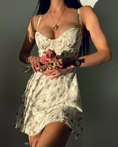 Détails de la robe d'été fleurie blanche à fines bretelles et motifs floraux verts