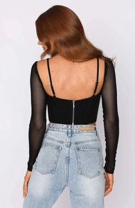 Vista posteriore dettagliata del top corsetto nero con maniche in rete e zip argento