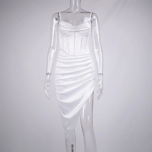 Détail de robe en satin blanc avec col bénitier, corset et fente latérale froncée
