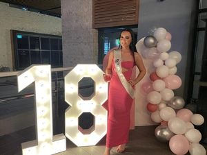 Détail de la robe maxi rose à découpes avec écharpe 18 ans lors d'une fête nocturne