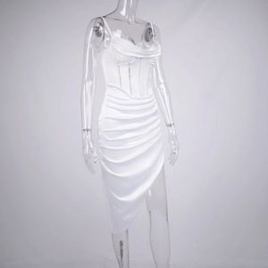 Détail de robe corset en satin blanc avec baleines apparentes et texture plissée chic