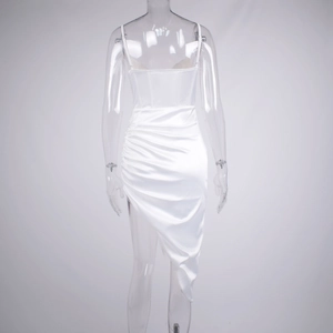 Détail de robe en satin blanc avec fronces au dos, bretelles et fente latérale