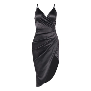 Robe nuisette chic en satin noir avec col en V, fronces et fente latérale haute