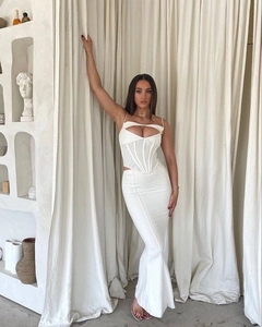 Détail de la robe sirène blanche sans manches avec bustier corset et fente haute
