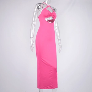Détail de la robe moulante rose fuchsia avec décolleté licou croisé et découpes sexy