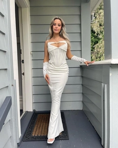 Détail de robe sirène corset blanche avec découpes et longs gants en satin assortis
