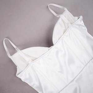 Détail de la robe en satin blanc avec structure corset à baleines et bretelles