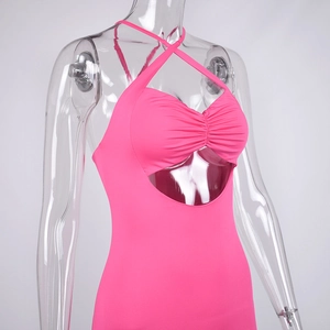 Robe midi dos nu rose pêche avec découpe frontale et buste froncé sur mannequin