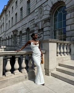 Détail du haut corset blanc ajouré et de la jupe longue ajustée assortie