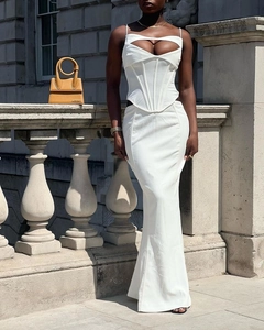 Détail de l'ensemble blanc deux pièces avec haut corset ajouré et jupe longue