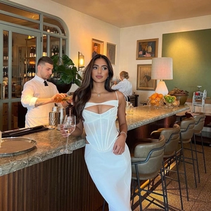 Détail d'une robe corset blanche sans manches avec structure baleinée et découpe