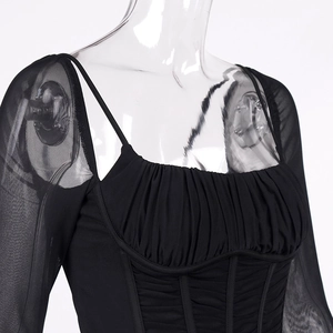 Dettaglio del top a corsetto nero con scollo quadrato, maniche in mesh e stecche