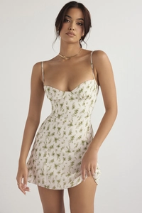 Détail du décolleté en cœur et de l'imprimé floral vert sur la robe d'été à bretelles