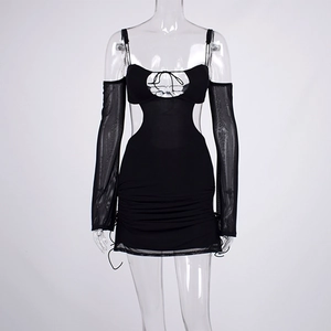 Détail de robe moulante noire froncée avec découpes, nœud et manches en tulle amovibles