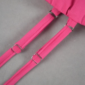 Détail de la bretelle côtelée rose avec boucle en métal argenté sur robe d'été